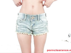 Малышка Mae Olsen берёт в руки и отсасывает мужику большой член