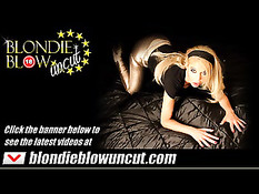 Две зрелые блондинки курят сигареты и дрочат хуй покорному рабу