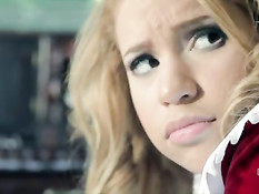 Строгий отец ласкает киску девочке в красном платье и ебёт раком