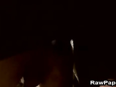 Темнокожий гей на диване оттрахал раком своего белого приятеля