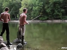Молодые геи поехали на рыбалку и занялись сексом на берегу реки