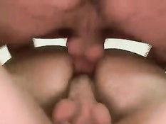 Три накачанных гея с татуировками занимаются любовью на кровати