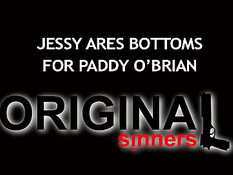 Небритый гей в белых трусах отсасывает член и подставляет очко