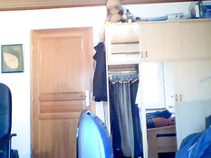 Престарелый усатый мужчина использует пылесос в качестве вагины