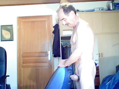 Престарелый усатый мужчина использует пылесос в качестве вагины