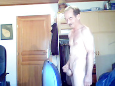 Престарелый усатый мужчина использует пылесос в качестве вагины