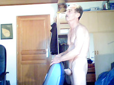 Престарелый усатый мужчина использует пылесос в качестве вагины