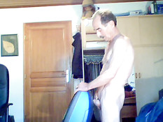 Престарелый усатый мужчина использует пылесос в качестве вагины