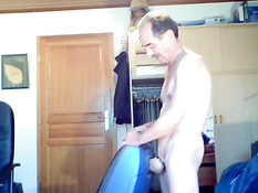 Престарелый усатый мужчина использует пылесос в качестве вагины