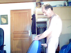 Престарелый усатый мужчина использует пылесос в качестве вагины