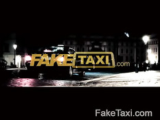 Молодая пара трахается в такси, а потом присоединяется водитель