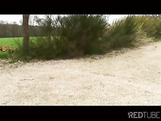 Молодая проститутка дрочит водителю в машине и ебётся с парнями