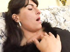 Женщины с большими клиторами и пирсингом любят групповой секс