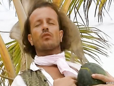 Робинзон Крузо попадает на остров греха и трахается с красавицами