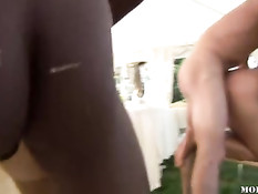 Жених и невеста вместе с гостями занимаются любовью на свадьбе