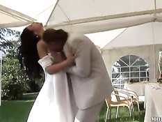 Жених и невеста вместе с гостями занимаются любовью на свадьбе