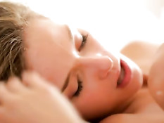 Три юные лесбиянки валялись на кровати и занимались лесби сексом