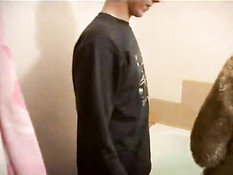 Сексуальная русская мамочка в ванной занимается сексом с сыном