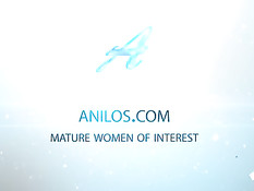 Сексуальная дама Tyna Black оттрахала себя вибратором на кровати