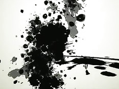 Безбашенная блондиночка гуляет по большому городу в голом виде