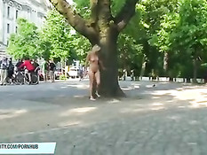 Безбашенная блондиночка гуляет по большому городу в голом виде
