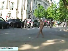 Безбашенная блондиночка гуляет по большому городу в голом виде