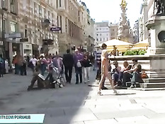 Безбашенная блондиночка гуляет по большому городу в голом виде