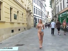 Безбашенная блондиночка гуляет по большому городу в голом виде