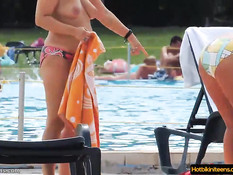 Сексуальные девушки в бикини принимают душ и загорают на пляже