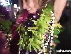 Озорные девушки показывают сиськи на публике во время карнавала