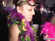 Озорные девушки показывают сиськи на публике во время карнавала