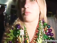 Озорные девушки показывают сиськи на публике во время карнавала