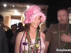 Озорные девушки показывают сиськи на публике во время карнавала