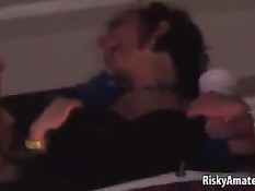 Озорные девушки показывают сиськи на публике во время карнавала