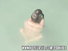 Скрытая камера засняла порно ролик с семейной парой в бассейне