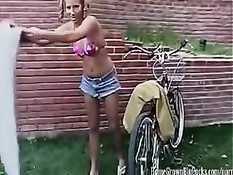 Блондинка с хвостиками Ashley Jensen ебётся с приятелем у забора