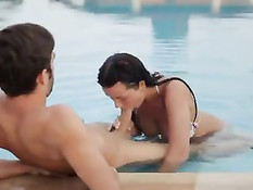 Горячая брюнетка отсасывает бойфренду член в открытом бассейне