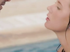 Горячая брюнетка отсасывает бойфренду член в открытом бассейне