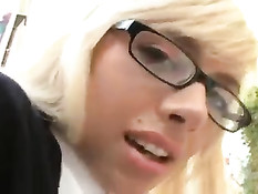 Светловолосая малышка в очках Emma Mae ебётся в строгой одежде