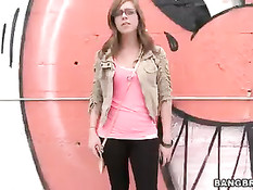 Девушка в очках делает минет и трахается в движущемся автомобиле