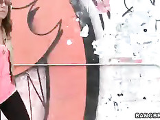 Девушка в очках делает минет и трахается в движущемся автомобиле