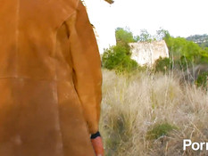 Парень привёл подругу на развалины старого дома и трахнул в анал