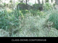 Мужик в бейсболке на улице на сене трахается с двумя брюнетками