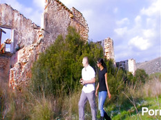 Молодая брюнетка отсасывала парню член и трахалась на природе