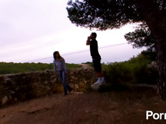 Латинская брюнетка Dolce Elektra трахается с двумя парнями у стены