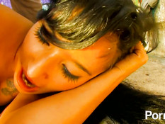 Латинская брюнетка Dolce Elektra трахается с двумя парнями у стены