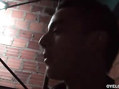 Латинская девчонка Karen Tovar делает минет и трахается на складе