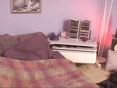 Дочка нимфоманка залезла в постель к папочке и сделала ему минет