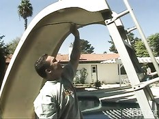 Молодая темнокожая студентка оттрахана белым дядей на кровати