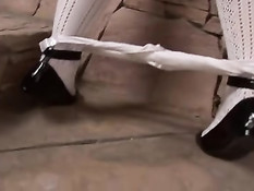 Весёлая девчонка с косичками снимает форму и мастурбирует киску